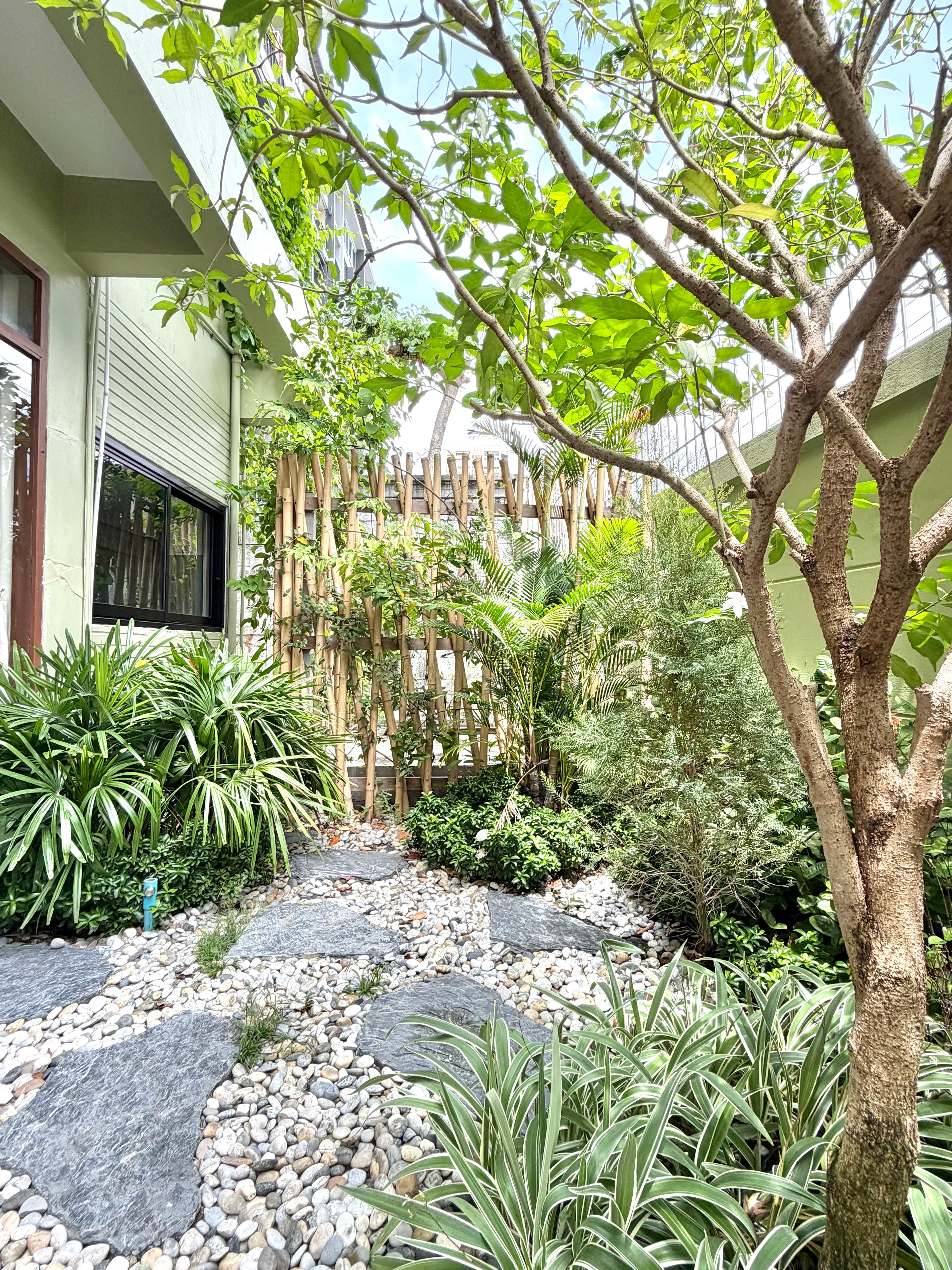 B8 Thonglor — photo 4