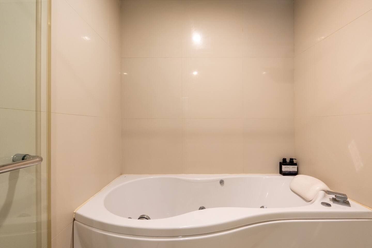Ivy Thonglor Co-property F6 — photo 32