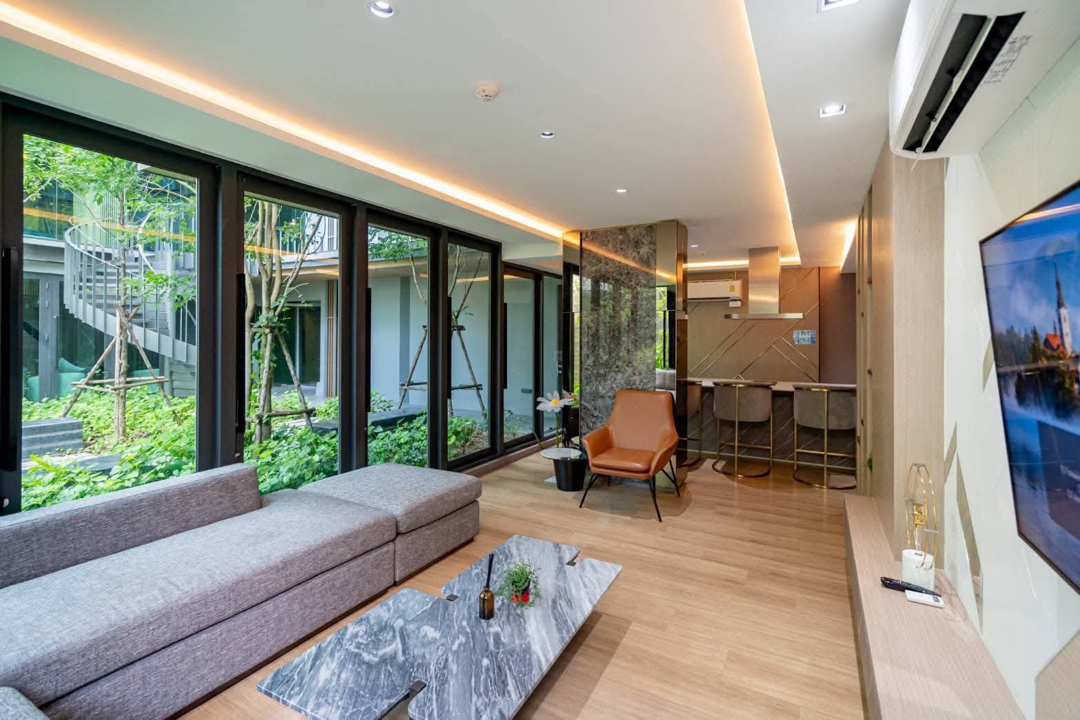 Lloyd Soonvijai Thonglor — photo 14