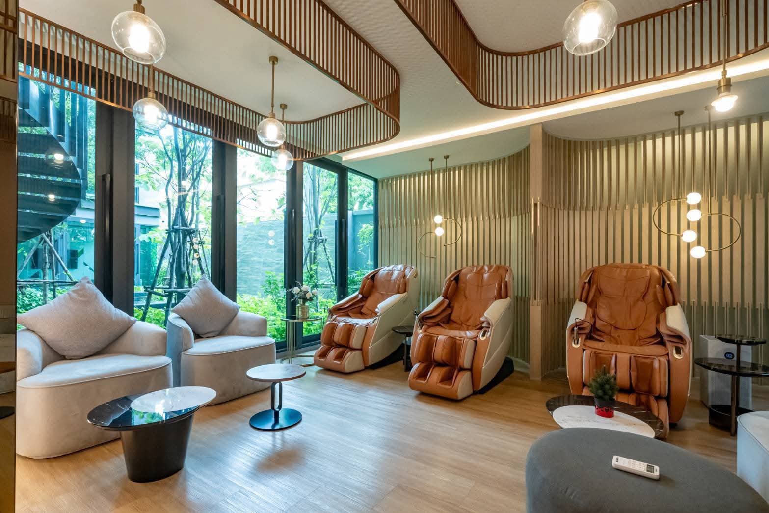 Lloyd Soonvijai Thonglor — photo 18