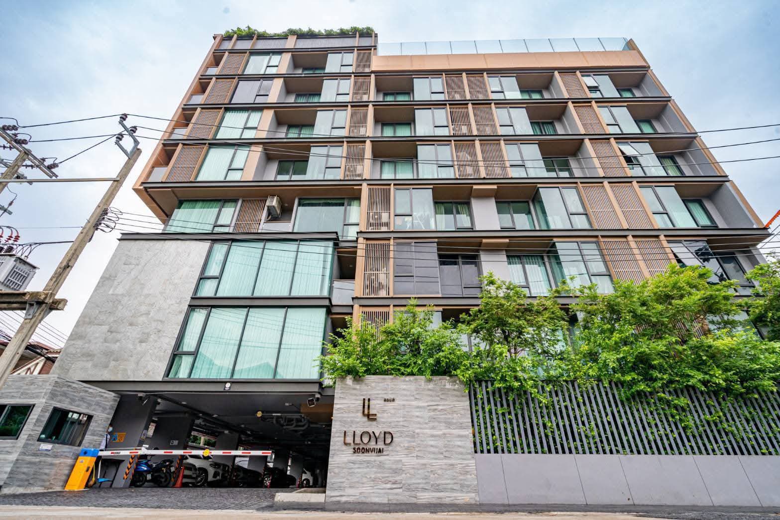 Lloyd Soonvijai Thonglor — photo 17