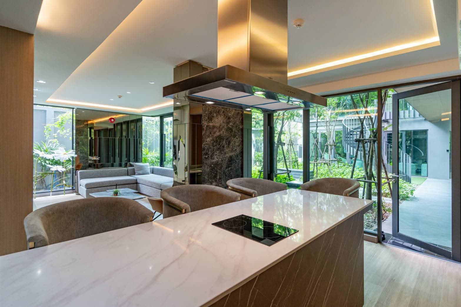 Lloyd Soonvijai Thonglor — photo 24