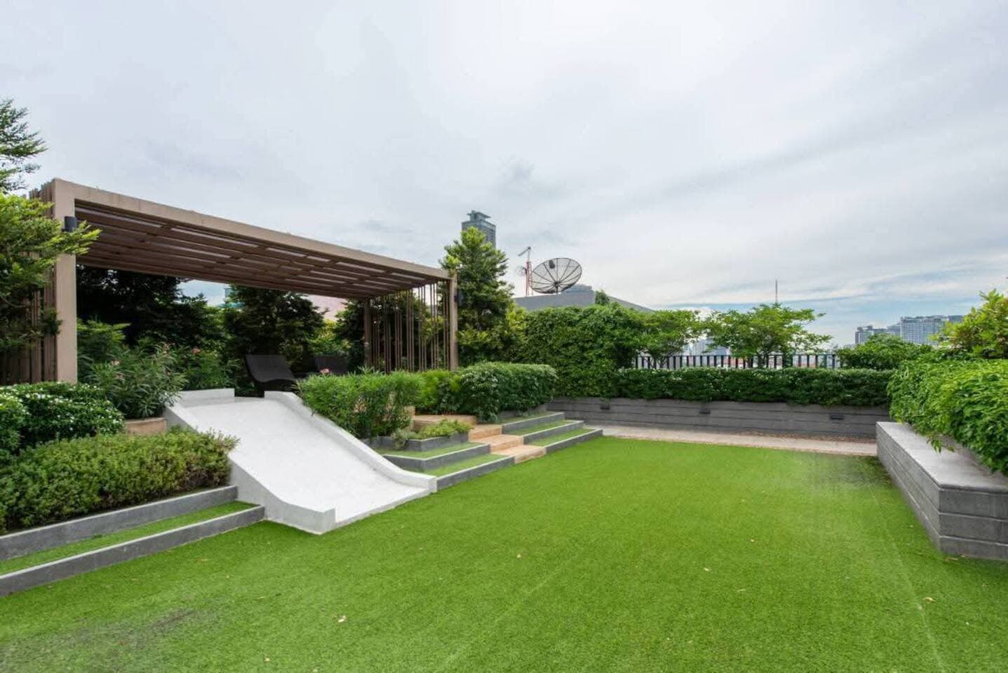 Lloyd Soonvijai Thonglor — photo 33