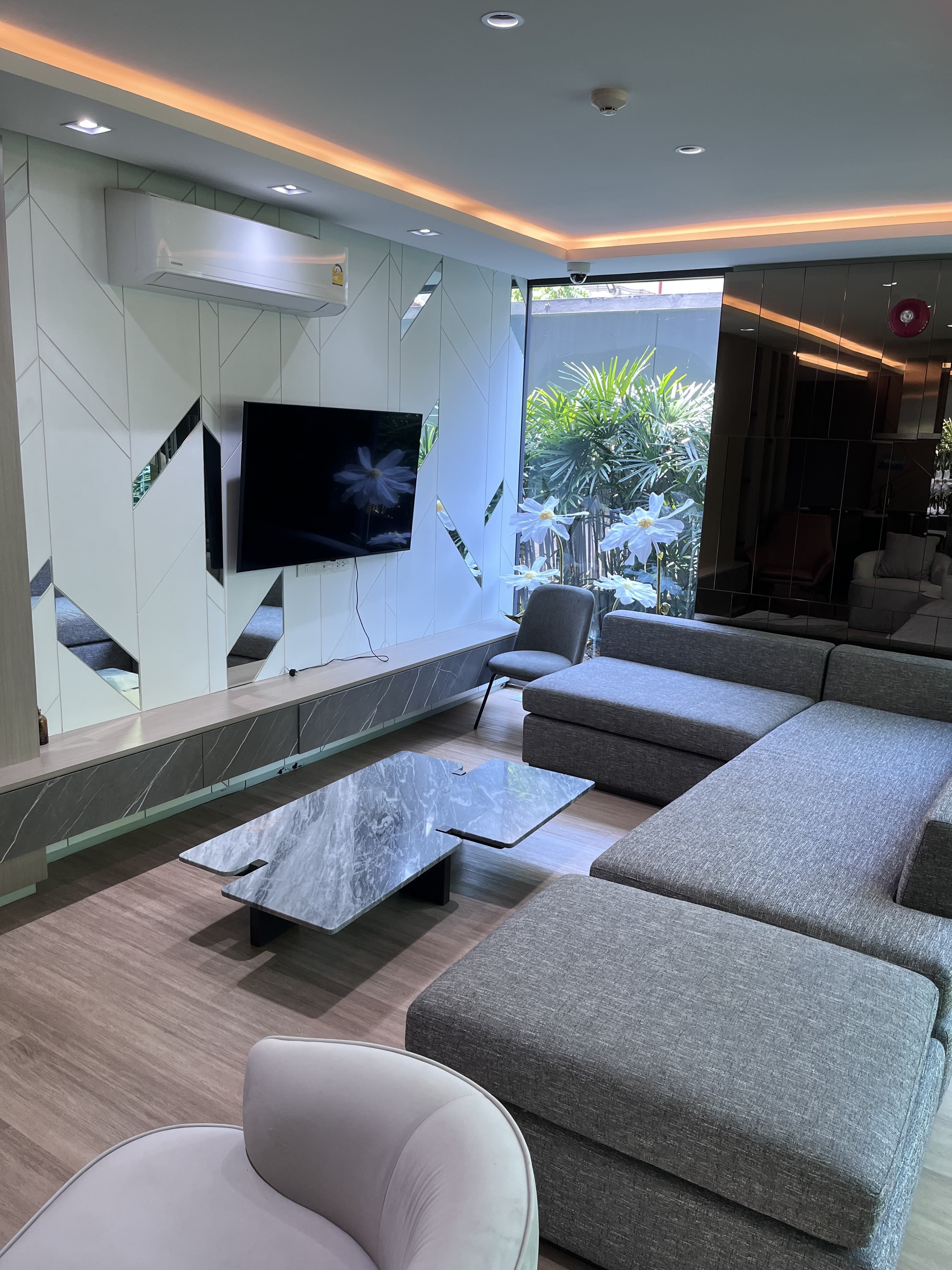 Lloyd Soonvijai Thonglor — photo 44